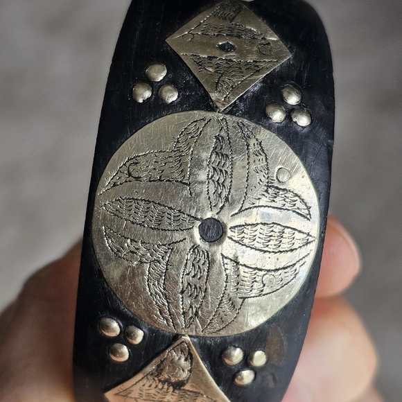 Hand carved bone bracelet with hand hammered etched silver on-lays Artis… - Picture 6 of 17